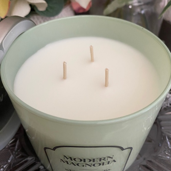 🆕🕯️ DISTANT LANDS “MODERN MAGNOLIA” 3-WICK SOY WAX & ESSENTIAL OIL CANDLE. NEW - Picture 4 of 7